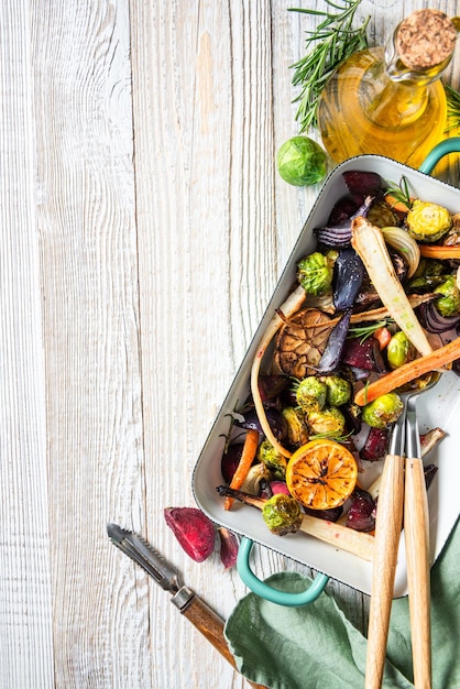 Kolacja domowa na drewnianym stole